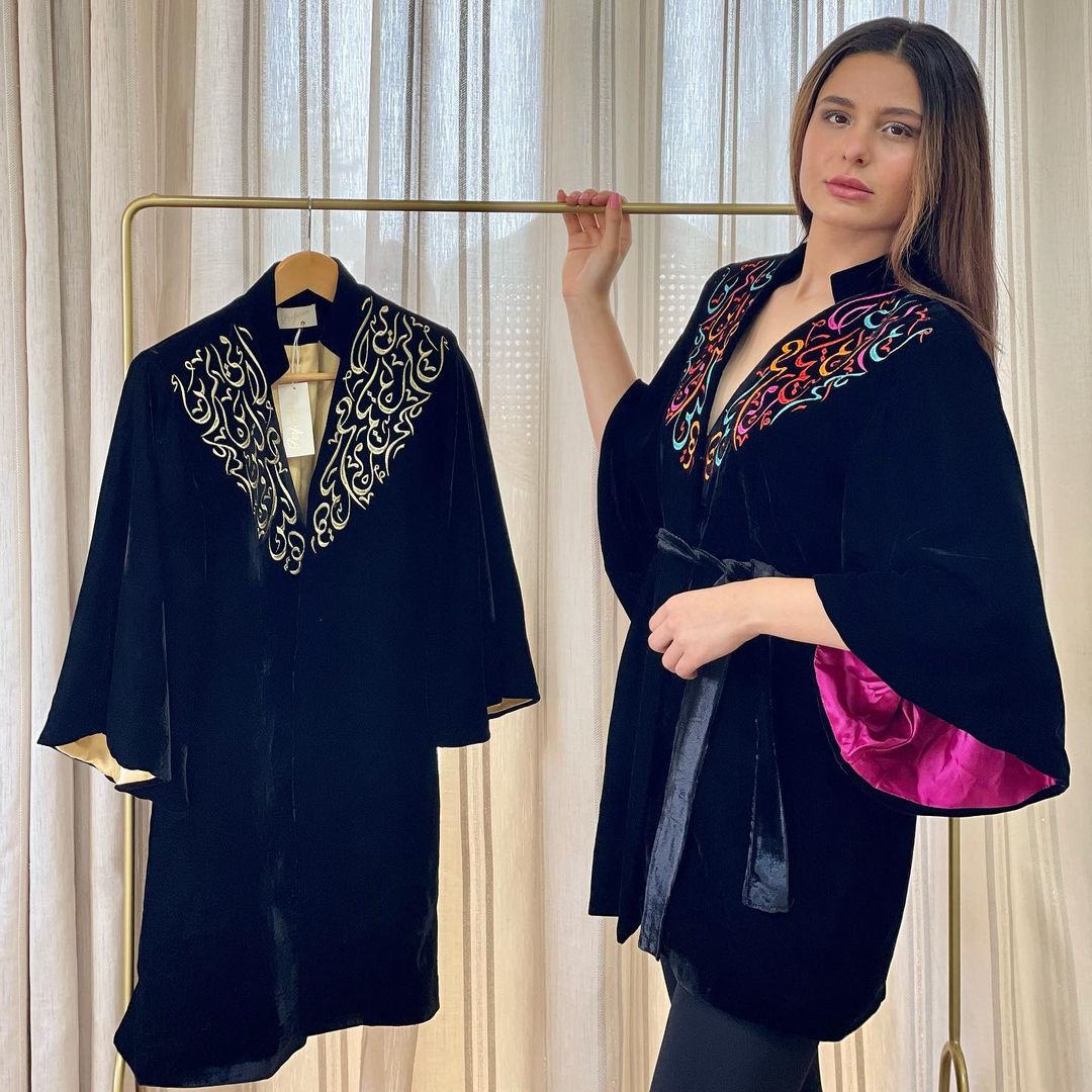 @perfection.luxury.brandNotre fameuse “Veste cap en calligraphie” disponible en doré et en couleurs Worldwide delivery #buyhandmade #collection #ramadan #dressoftheday #go